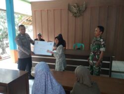 Bripka Pian Samsurijal Dampingi Penyaluran BLT Dana Desa kepada Warga Desa Ungkal