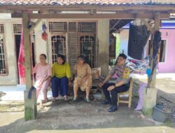 Bhabinkamtibmas Polsek Conggeang Polres Sumedang Tingkatkan Harkamtibmas Melalui Pendekatan Kepada Ibu-Ibu di Desa Cibubuan