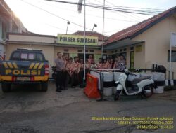 Anggota Polsek Sukasari Bekerjasama Dengan Anggota Pramuka SMPN 1 Sukasari Bagikan Takjil Gratis di Depan Mako Polsek
