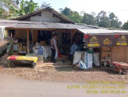 Piket Polsek Tanjungmedar Polres Sumedang Polda Jabar Tingkatkan Keamanan dengan Patroli Jalan Kaki