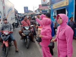 Polsek Ciasem Bersama Bhayangkari Bagi Bagi Takjil Jelang Buka Puasa