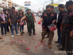 Korban Meninggal Terlindas Truk, PAC GRIB Jaya Babelan Melakukan Do’a Dan Tabur Bunga Di Lokasi Kecelakaan