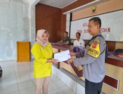 Bripka Dani Santika bersama Serka Sukamto Monitoring Penyaluran Insentif perangkat Desa Tanjungmedar.