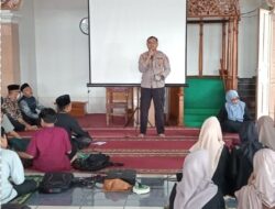 Polsek Sukasari melaksanakan kegiatan Jumat Curhat dalam rangka Program Quick Wins Presisi di Pontren Miftahul Hasanah Desa Sukarapih Kec. Sukasari Kab. Sumedang.