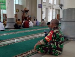 Babinsa Koramil 404-07 Muara Enim Serma Supriyadi Jalin Komunikasi Dengan Sholat Dhuhur Berjamaah di Masjid Agung