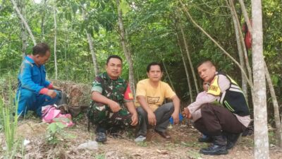 Giat Komsos Di Wilayah Binaannya Serda Ikrar Dinata bersama Babinsa Kelurahan Gunung Kemala Jajaran Koramil 404-02/Pbm