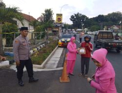 Bentuk Kepedulian Polsek Tomo Bhayangkari Bagi-Bagi Takjil Gratis Kepada masyarakat Pengguna Jalan