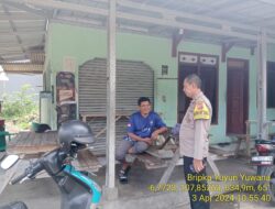 Piket Polsek Tanjungmedar Polres Sumedang Polda Jabar Tingkatkan Keamanan dengan Patroli Jalan Kaki