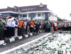 Menjelang Idul fitri 1445 H/2024 M Polres Sumedang Menggelar Apel Gelar Pasukan Operasi Ketupat Lodaya 2024 serta Pemusnahan Miras dan Knalpot Yang Tidak Sesuai Spesifikasi