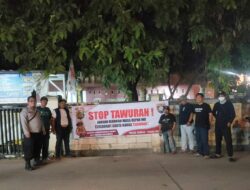 Bhabinkamtibmas Pasang Spanduk Himbauan Untuk Antisipasi Tawuran dan Kenakalan Remaja