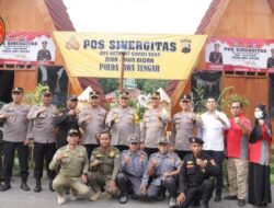 Irwasda Polda Jateng dan Kabid Humas Polda Jateng Cek Pos Sinergitas Operasi Ketupat Candi di Alun Alun Blora.