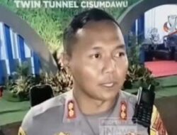 Seorang pemudik dari Ciamis tujuan Tangerang ketinggalan rombongan keluarga saat hendak buang air kecil beruntung personil Polres Sumedang sigap membantu