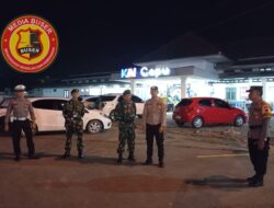 Petugas Polres Blora Lakukan Patroli dan Penjagaan di Stasiun Kereta Api