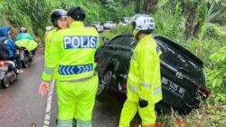 Polisi Membantu Mobil Avanza  Terperosok Ditikungan Menanjak