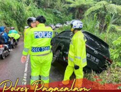 Polisi Membantu Mobil Avanza  Terperosok Ditikungan Menanjak