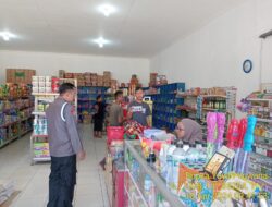Piket Polsek Tanjungmedar Polres Sumedang Polda Jabar Tingkatkan Keamanan dengan Patroli Jalan Kaki