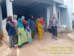 Piket Polsek Tanjungmedar Polres Sumedang Polda Jabar Tingkatkan Keamanan dengan Patroli Jalan Kaki