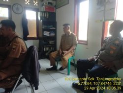 Bhabinkamtibmas polsek tanjungmedar  Tingkatkan Keamanan dengan Patroli Jalan Kaki”