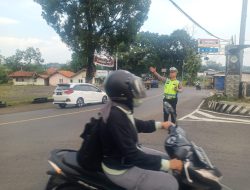 Demi Terciptanya Kelancaran Lalu – lintas, Panit Lantas Polsek Tomo Laksanakan Pengaturan dipertigaan Cijelag.