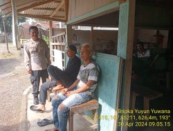 Piket Polsek Tanjungmedar Polres Sumedang Polda Jabar Tingkatkan Keamanan dengan Patroli Jalan Kaki