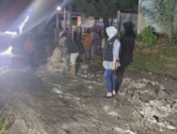 Keren !! Setelah Tarawih Warga Wanajaya Kerja Bakti Perbaiki Jalan Rusak