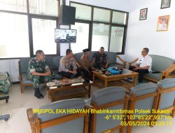 Polsek Sukasari melaksanakan kegiatan Jumat Curhat untuk menampung aspirasi warga dan meningkatkan kinerja Polri sebagai pelindung dan pengayom masyarakat.