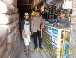 Kanit Bhabinkamtibmas Giat Sambang Dan Silaturahmi kewarga binaannya yang berada di dsn Sukasari rt 03/02 Desa Sukasari kecamatan Sukasari kab Sumedang.