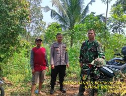 Bhabinkamtibmas Desa Tanjungmedar Bripka Dani Santika dan Babinsa Tanjungmedar Serka Sukamto melaksnakan sambang/silaturahmi Kamtibmas