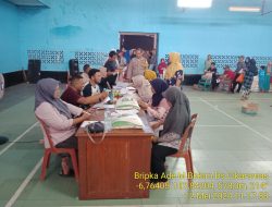 Bripka Ade Mulyana Pantau Penyaluran Bantuan Pangan Cadangan Beras Pemerintah di Desa Cikaramas