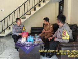 Aiptu Iwan Kurniawan bersama Bripka Dani Santika Bhabinkamtibmas Polsek Tanjungmedar Polres Sumedang sambangi aparatur Desa