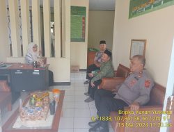 Kapolsek Tanjungmedar Iptu Gungun Wagiman melaksanakan sambang/silatrahmi kamtibmas ke Kantor KUA Kecamatan Tanjungmedar
