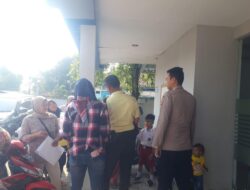 Bhabinkamtibmas Polsek Tomo melaksanakan kegiatan Pemantauan Program Indonesia Pintar.