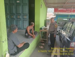 Piket Polsek Tanjungmedar Polres Sumedang Polda Jabar Tingkatkan Keamanan dengan Patroli Jalan Kaki
