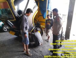Bripka Dani Santika bersama Bripda Farizal sambangi warga masyarakat