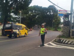 Pengaturan Lalu -lintas Pagi Hari, Bentuk Pelayanan Polsek Tomo Kepada Masyarakat Pengguna Jalan Raya.