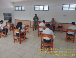 Bhabinkamtibmas beserta Bhabinsa Desa Cikaramas monitoring Kegiatan Tes Uji Kompetisi Akademik sebagai pengawas dalam rangka seleksi calon perangkat Desa Cikaramas