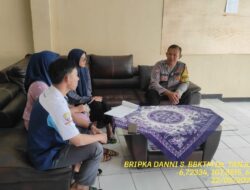Bripka Dani Santika Bhabinkamtibmas Polsek Tanjungmedar Polres Sumedang sambangi aparatur Desa binaan