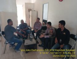 Polsek Sukasari melaksanakan kegiatan Jumat Curhat untuk menampung aspirasi warga dan meningkatkan kinerja Polri sebagai pelindung dan pengayom masyarakat.