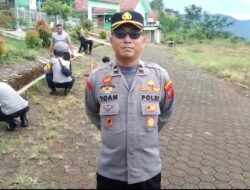 kegiatan jumat bersih di halaman desa sirnamulya oleh seluruh anggota bhabinmas Polsek sumedang Kecamatan Sumedang Utara Kabupaten Sumedang.