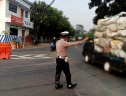 Personel Lalu-lintas Polsek Tomo Melaksanakan Pengaturan Lalin Sore hari dipertigaan Cijelag.