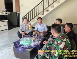Untuk menjaga Sinergitas TNI/POLRI, Bhabinkamtibmas bersama Babinsa melaksnakan sambang/silaturahmi Kamtibmas