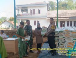 Aiptu Iwan Kurniawan Monitoring Penyaluran Bantuan Pangan Cadangan Beras Pemerintah (CBP) Tahap V Bulan Mei Tahun 2024 di Desa Wargaluyu