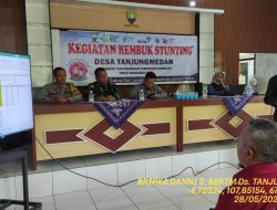 Bhabinkamtibmas Desa Tanjungmedar Bripka Dani Santika Monitoring Giat Rempug Stunting di Desa Tanjungmedar