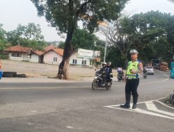 Pengaturan Lalu -lintas Sore Hari, Bentuk Pelayanan Polsek Tomo Kepada Masyarakat Pengguna Jalan Raya.