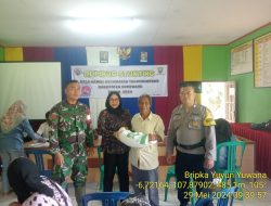 Bripka Yuyun Yuwana Monitoring Penyaluran Bantuan Pangan Cadangan Beras Pemerintah (CBP) Tahap V Bulan Mei Tahun 2024 di Desa Kamal Kec. Tanjungmedar