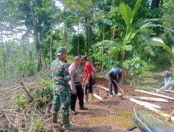 Bhabinkamtibmas Monitoring giat rabat vetom jalan Usaha Tani (JUT) blok gunung saryawan dusun Kamal kidul desa Kamal Kec Tanjungmedar 