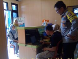 Bhabinkamtibmas Polsek Tomo Silaturahmi Sambangi Kantor Desa Karyamukti.