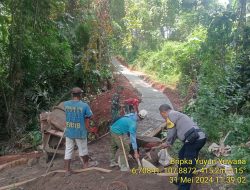 Bripka Yuyun Yuwana Bhabinkamtibmas desa Kamal Monitoring giat rabat jalan dusun carik desa Kamal Kecamatan Tanjungmedar Kabupaten Sumedang