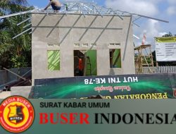 Satgas TMMD 120 Bersama Warga Lakukan Pemasang Rangka Atap Baja Ringan Musholla Al-Basar