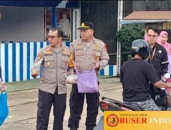 Turun Kejalan Polsek Satui Polres Tanbu bersama ibu Bhayangkari Bagikan Makan Gratis Jumat Berkah.